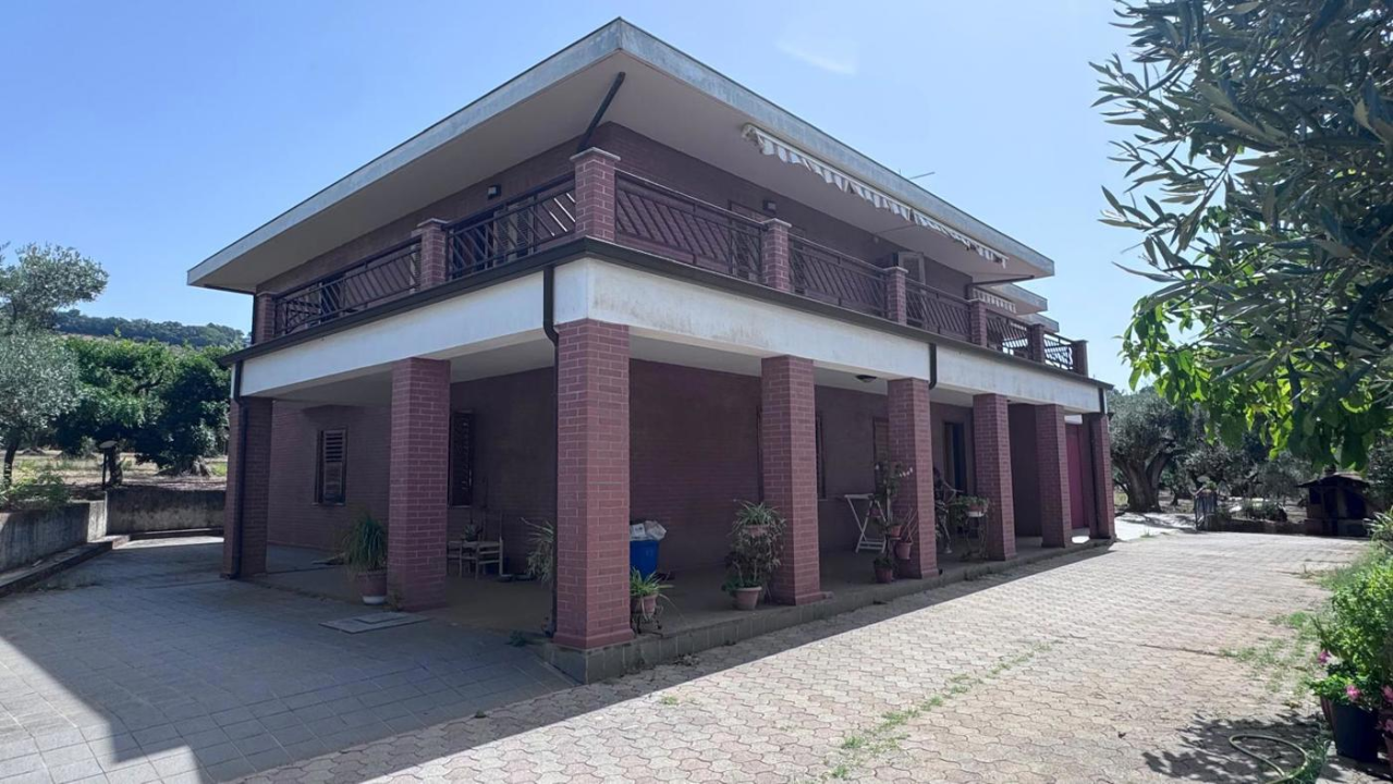 Villa - Image 1