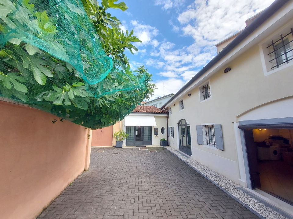 Villa - Image 1