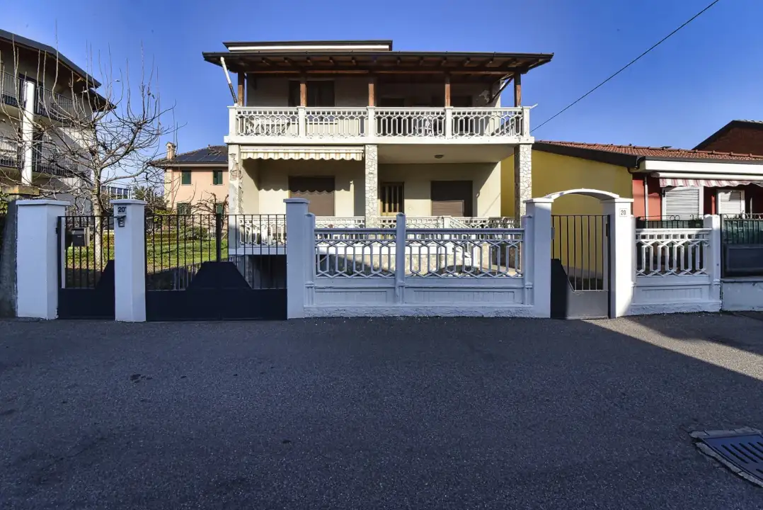 Villa - Image 2