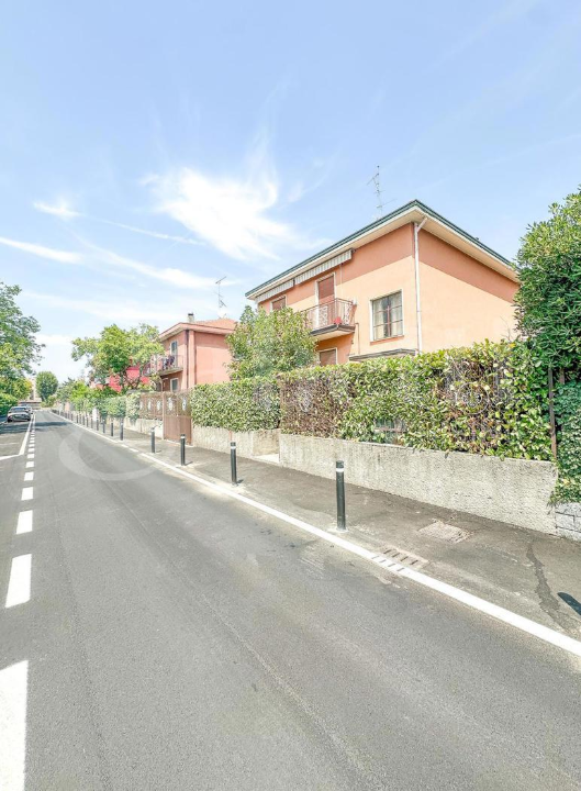 Villa - Image 2