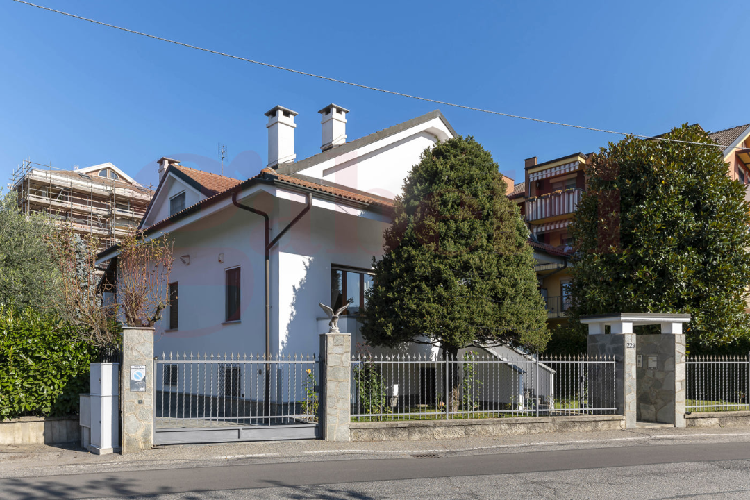 Villa - Image 1