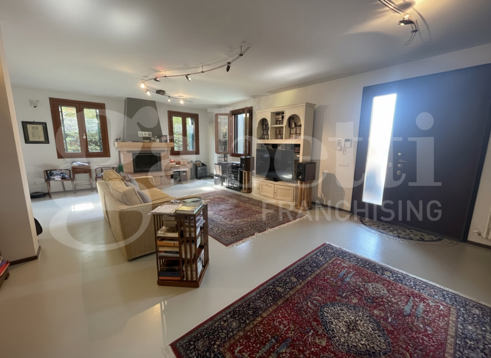 Villa - Image 2