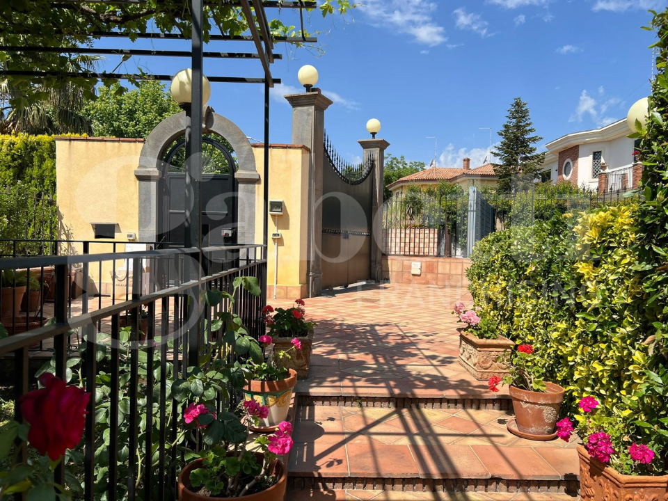 Villa - Image 2