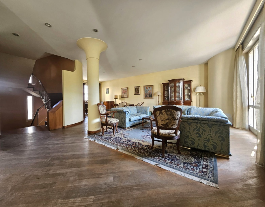 Villa - Image 2