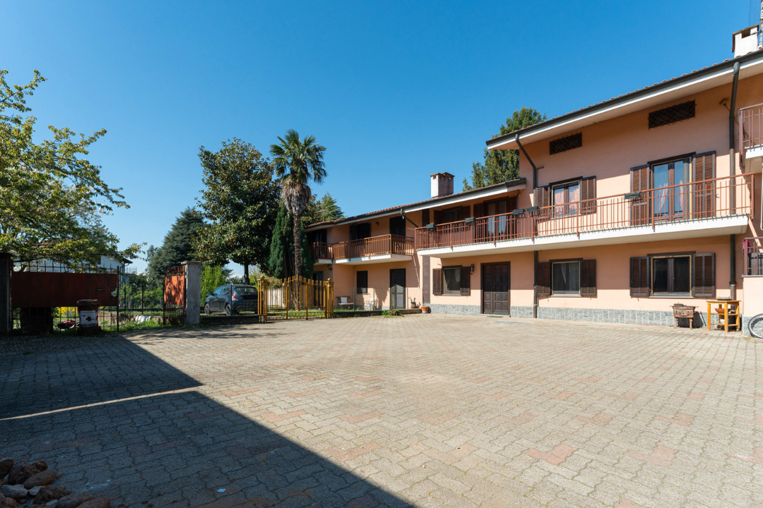 Villa - Image 2