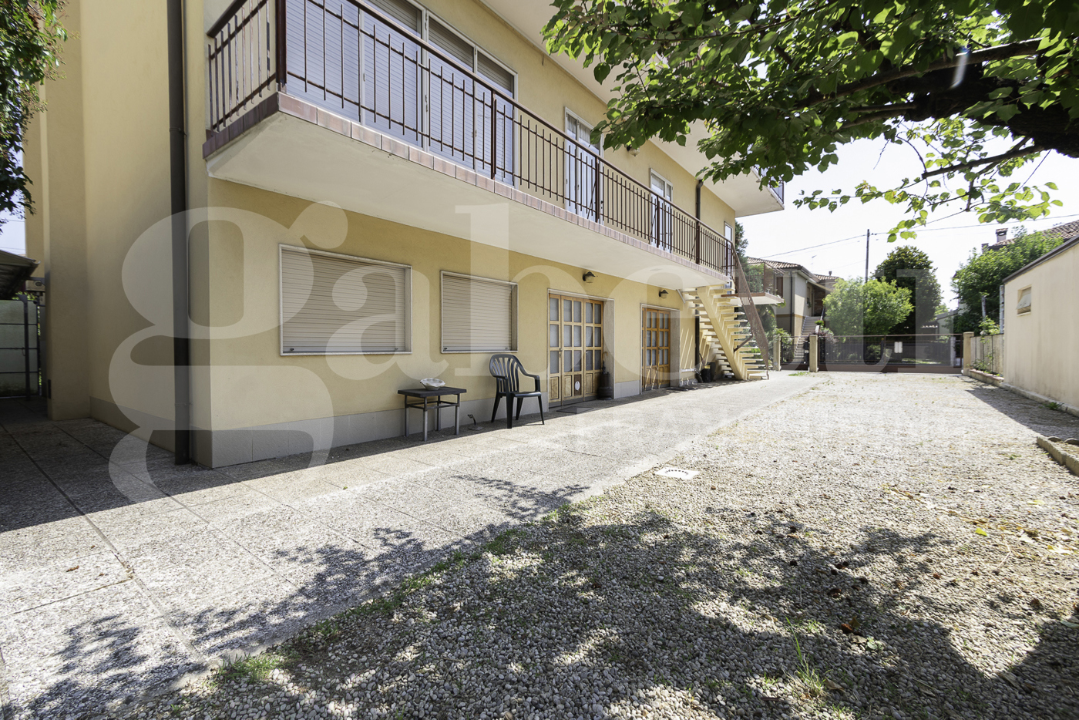 Villa - Image 2