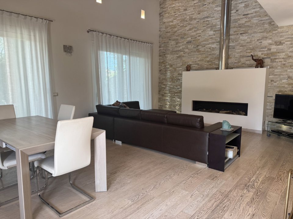 Villa - Image 2