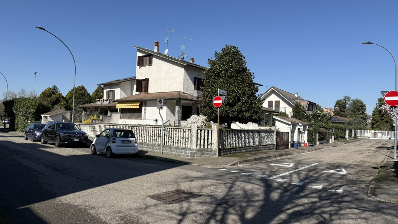 Villa - Image 1