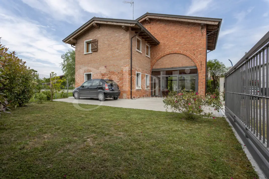 Villa - Image 2