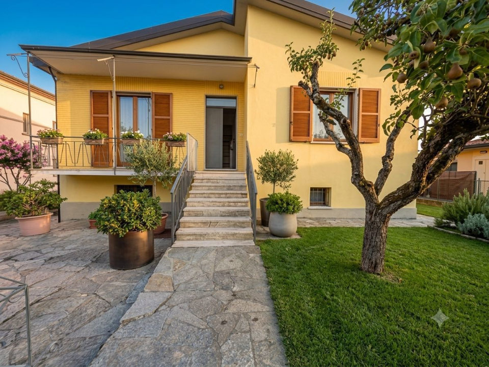 Villa - Image 1