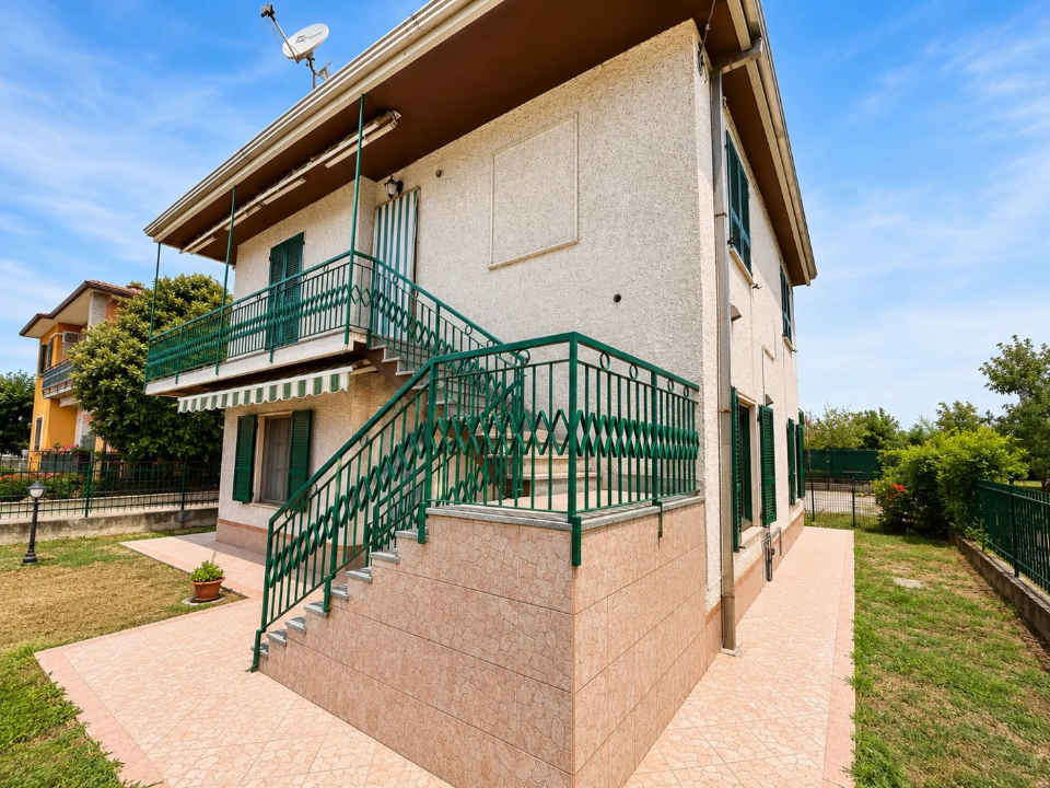 Villa - Image 2