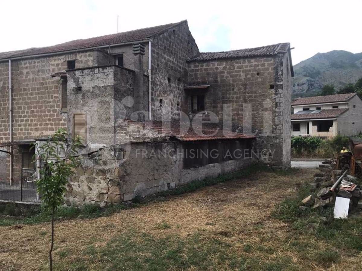 Casa indipendente in vendita a Galluccio (CE)
