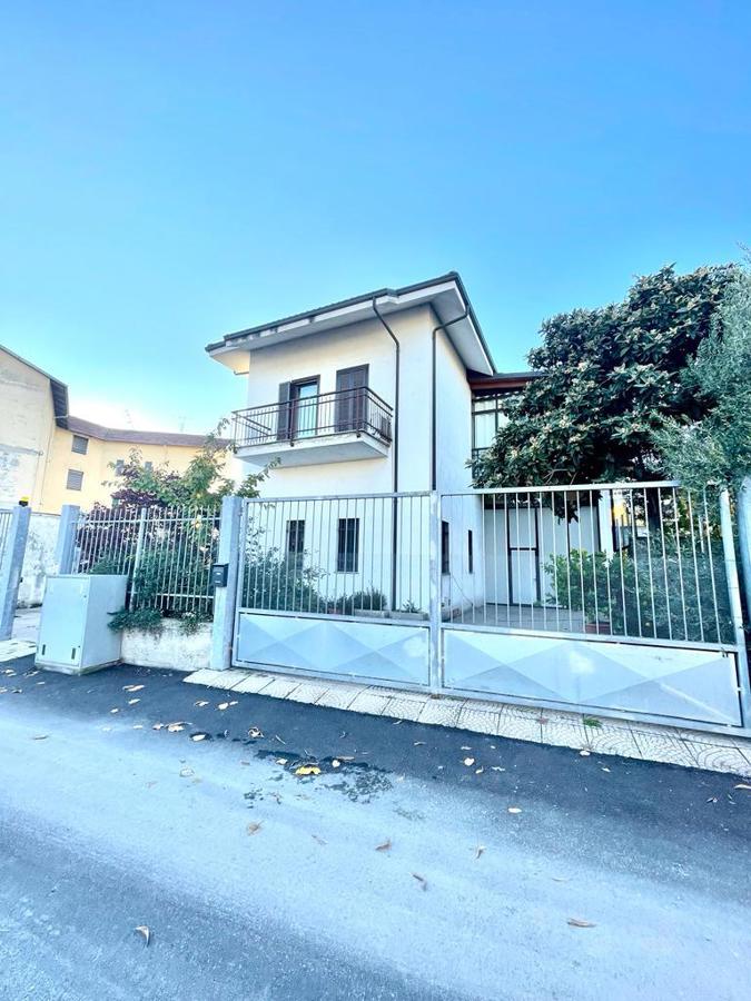 Casa Indipendente in vendita a Settimo Torinese, Via Leinì, 110, rif.cod. rif5995727vrg, n°388279 Casa Indipendente in vendita a Settimo Torinese, Via Leinì, 110, rif.cod. rif5995727vrg, n°388279