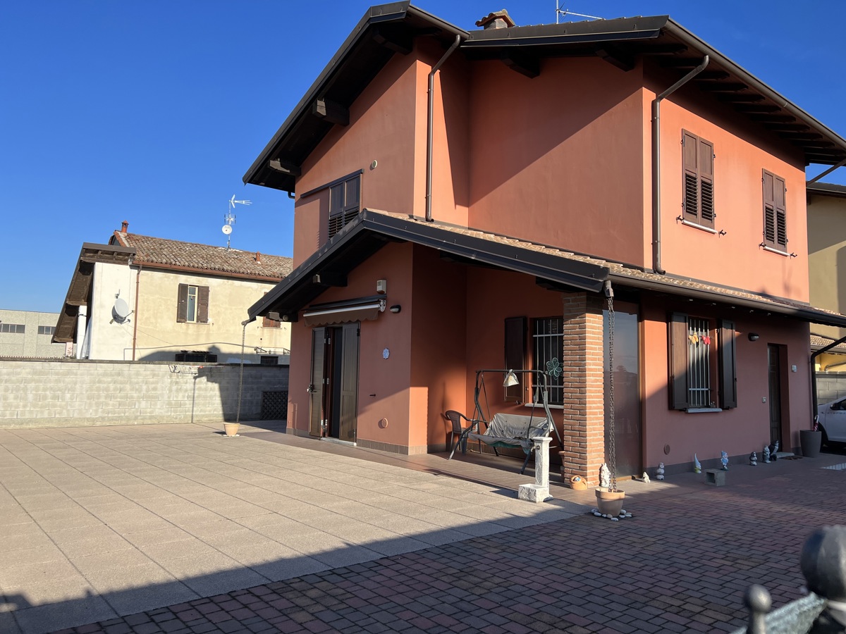 Casa indipendente in vendita a Ottobiano (PV)