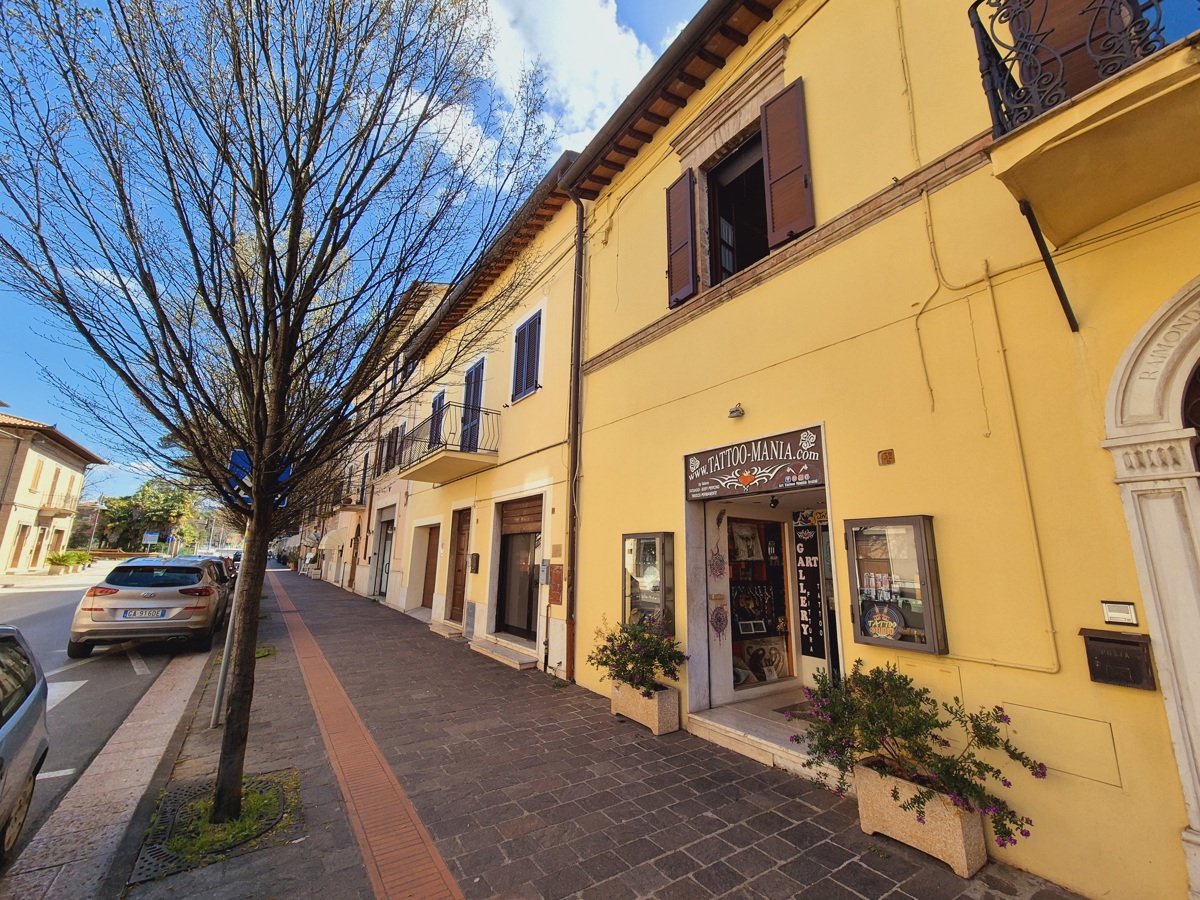 Negozio in vendita a Assisi (PG)