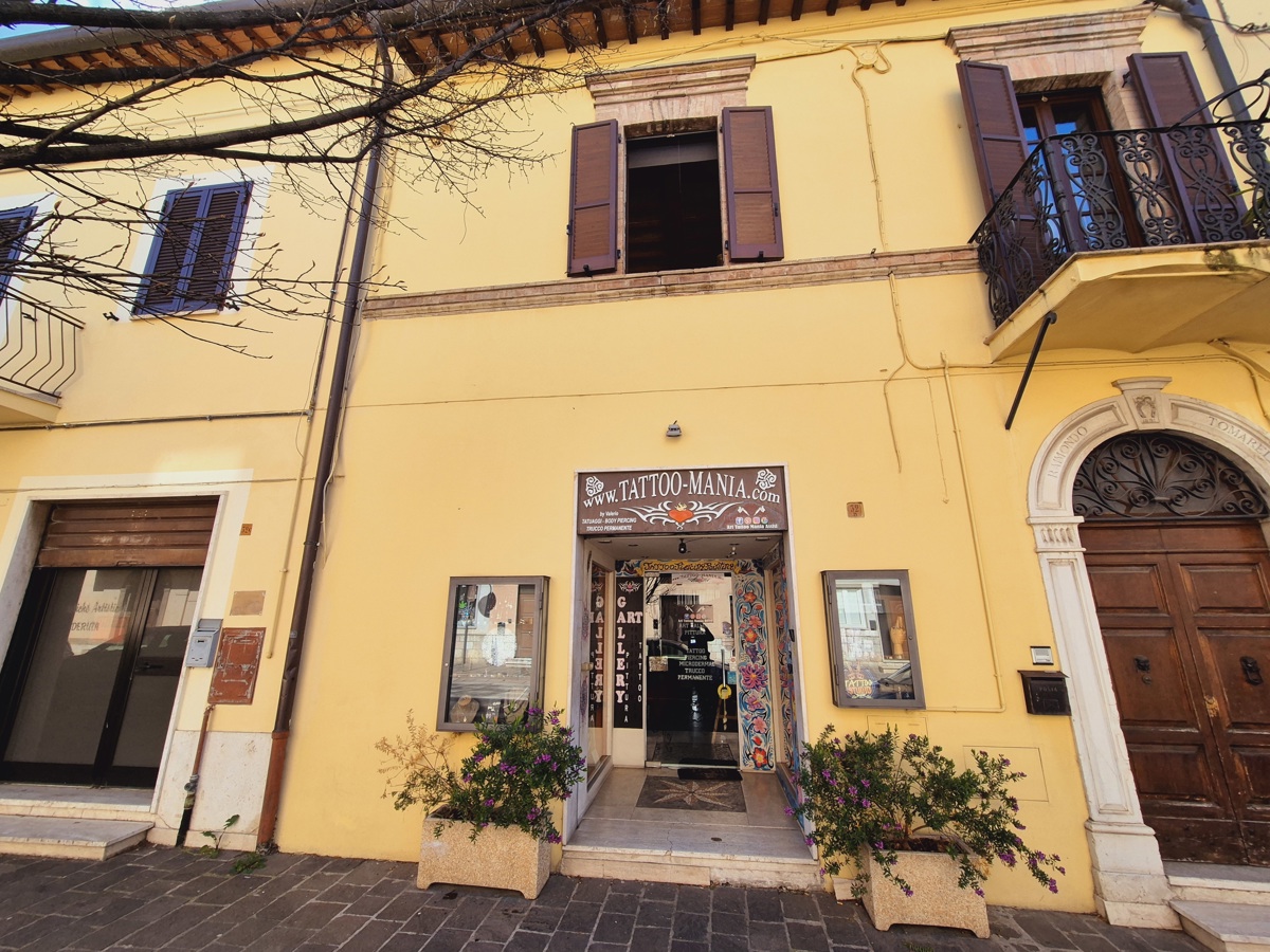 Negozio in vendita a Assisi (PG)