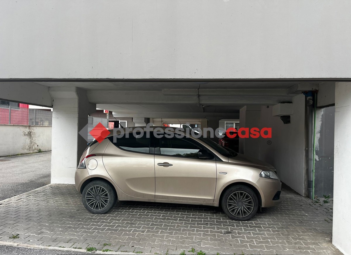 Garage/Box/Posto auto in vendita a Pomezia (RM)