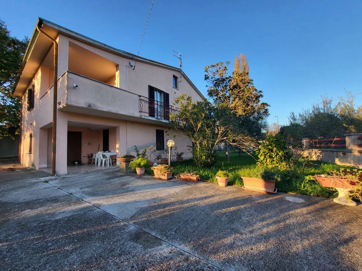 Casa indipendente in vendita a Foligno (PG)
