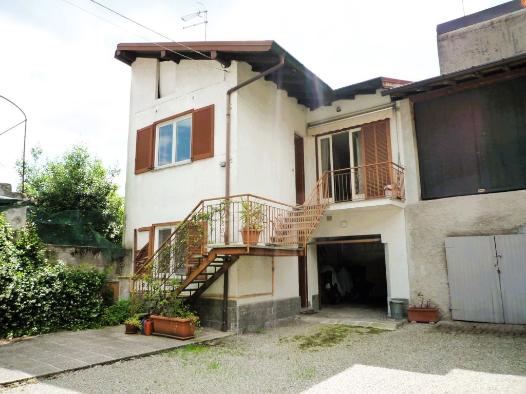 Casa Indipendente in vendita in Via Rocca, 28, Angera