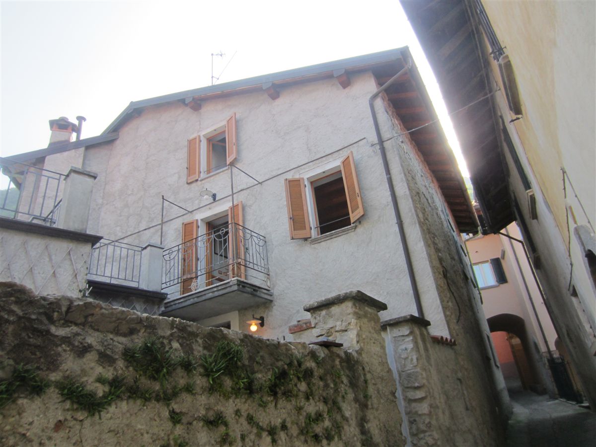 Foto 2 di 14 - Casa indipendente in vendita a Oliveto Lario