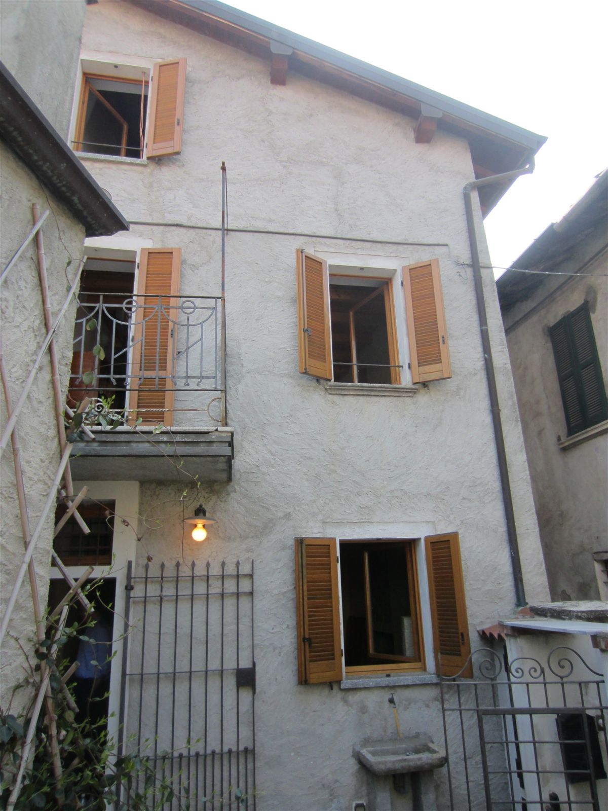Foto 1 di 14 - Casa indipendente in vendita a Oliveto Lario