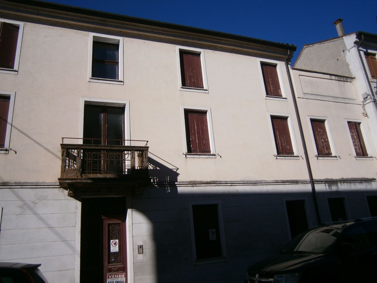 Foto 2 di 10 - Palazzo o stabile in vendita a Badia Polesine