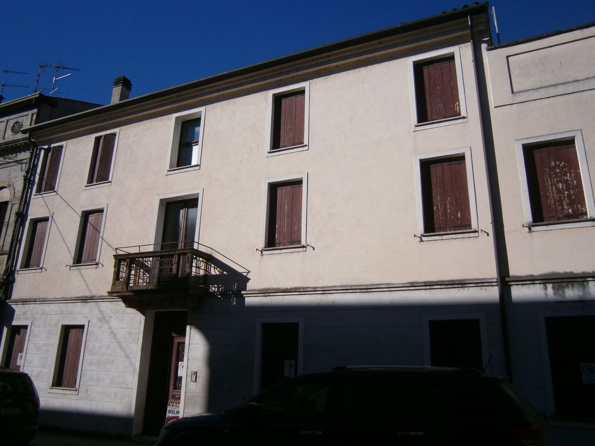 Foto 9 di 10 - Palazzo o stabile in vendita a Badia Polesine