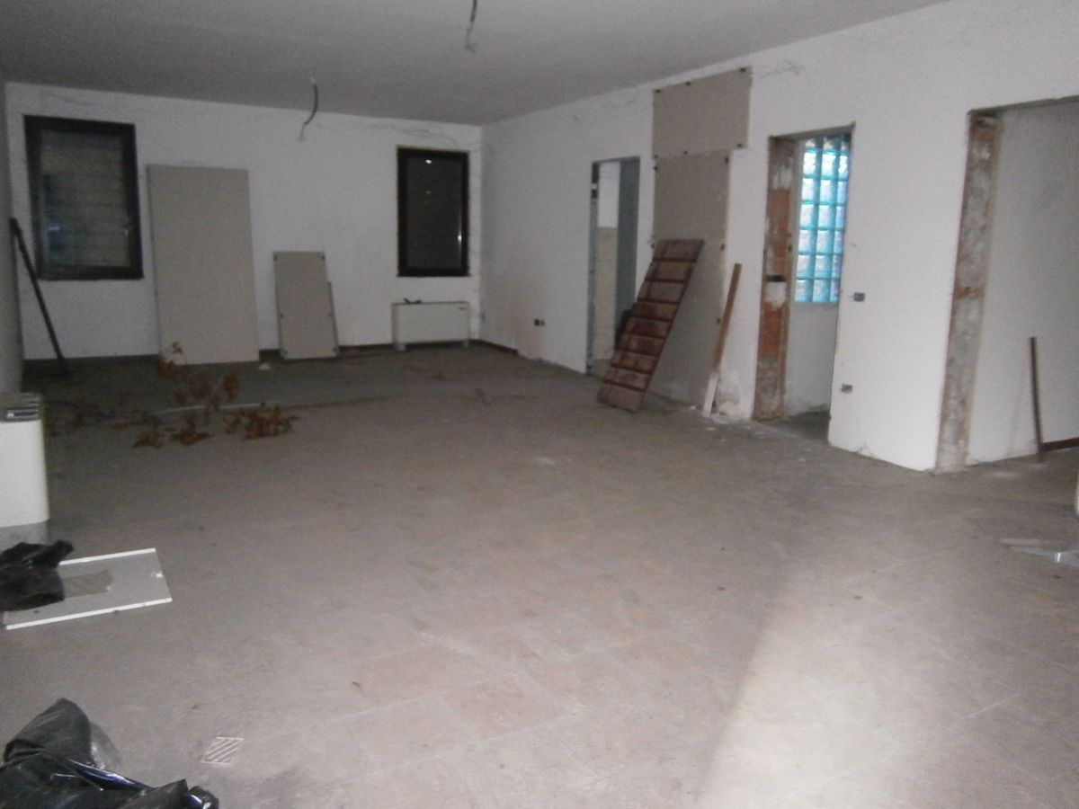 Foto 4 di 10 - Palazzo o stabile in vendita a Badia Polesine