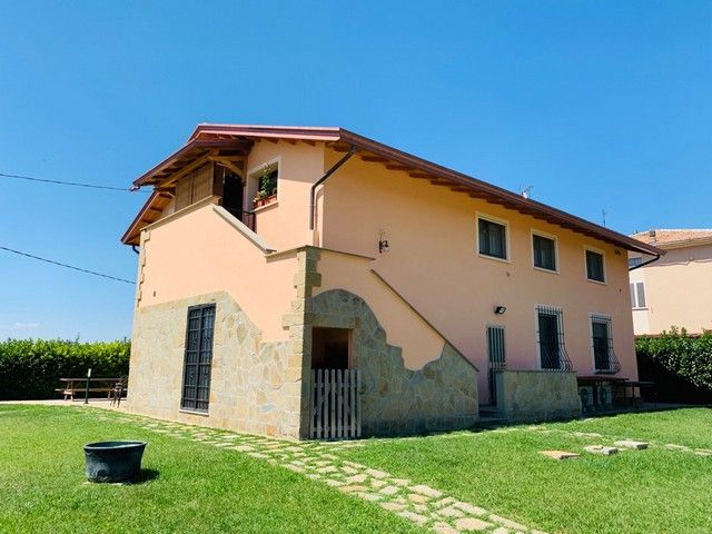 Foto 1 di 9 - Villa in vendita a Assisi