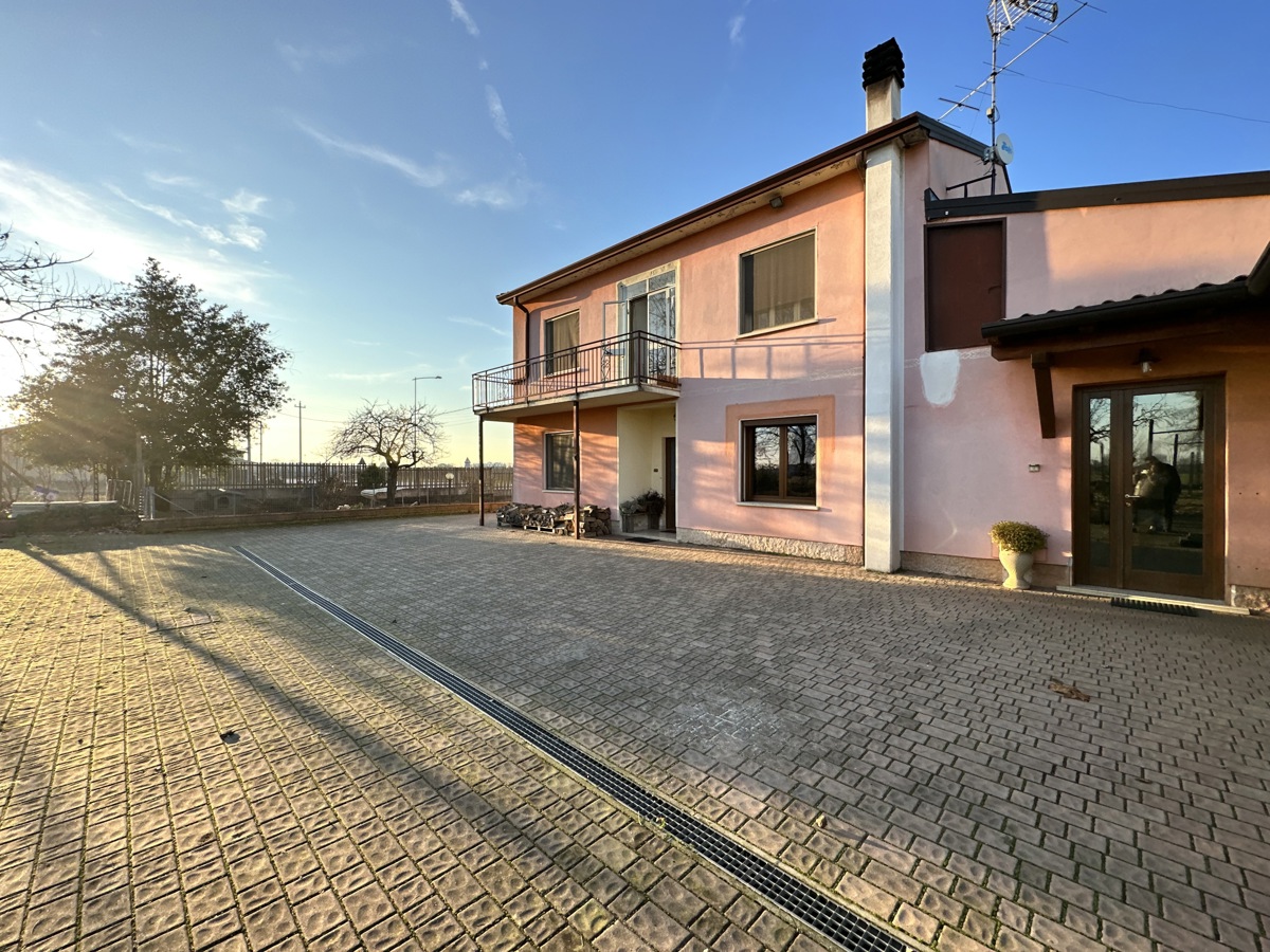 Foto 1 di 28 - Casa indipendente in vendita a Bovolone