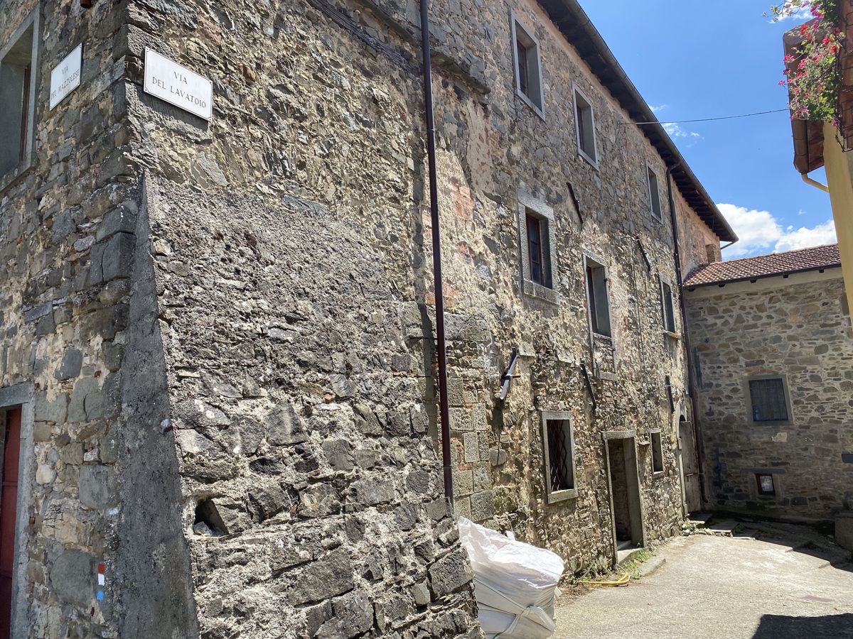 Foto 3 di 12 - Palazzo o stabile in vendita a Sillano Giuncugnano