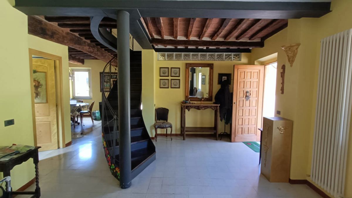 Foto 2 di 45 - Appartamento in vendita a Siena
