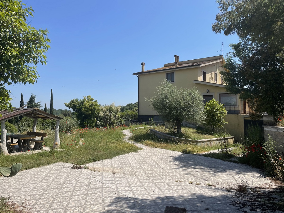 Foto 1 di 24 - Villa a schiera in vendita a Roma
