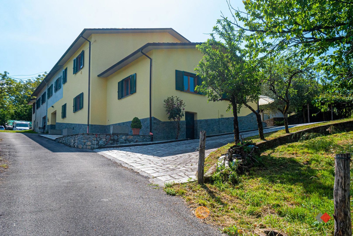 Foto 1 di 42 - Villa a schiera in vendita a Castelnuovo Garfagnana