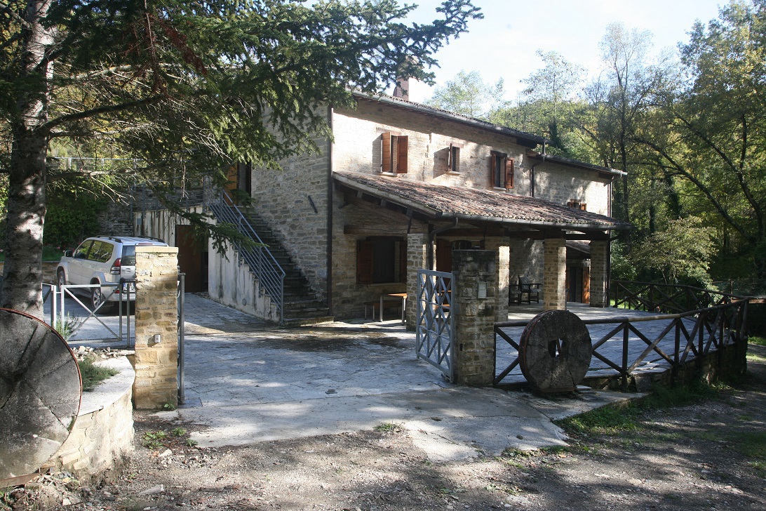 Foto 2 di 38 - Casa indipendente in vendita a Gubbio