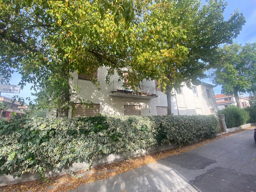 Foto 1 di 10 - Casa indipendente in vendita a Foligno
