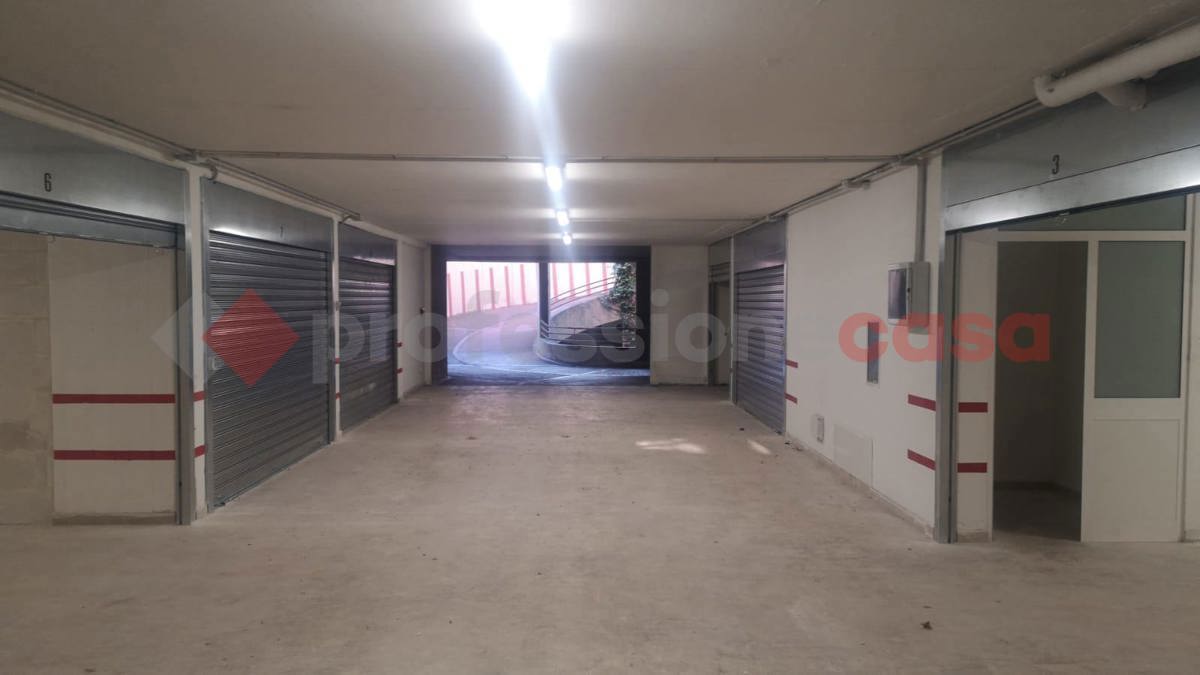 Foto 1 di 8 - Garage in vendita a Bari