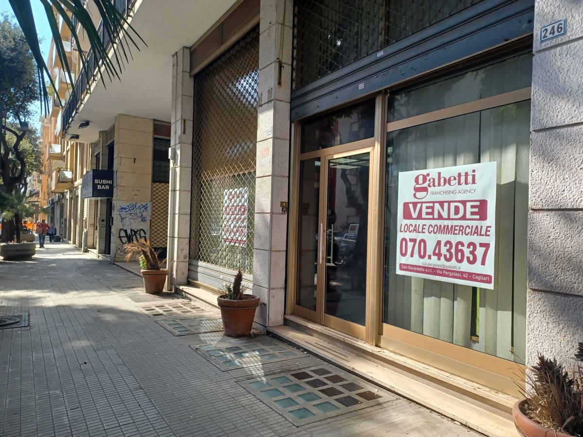 Foto 12 di 14 - Negozio in vendita a Cagliari