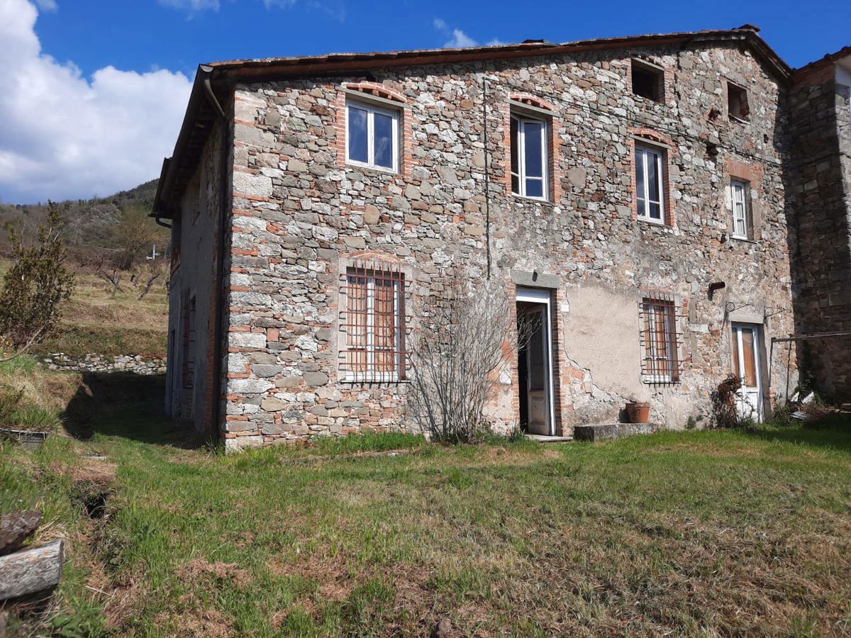 Foto 1 di 11 - Casa indipendente in vendita a Borgo A Mozzano