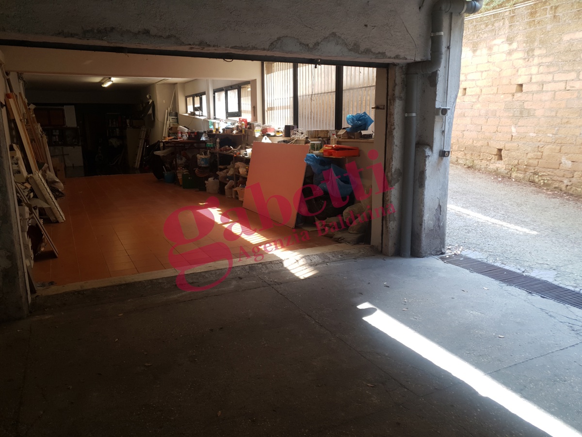 Foto 2 di 9 - Garage in vendita a Roma