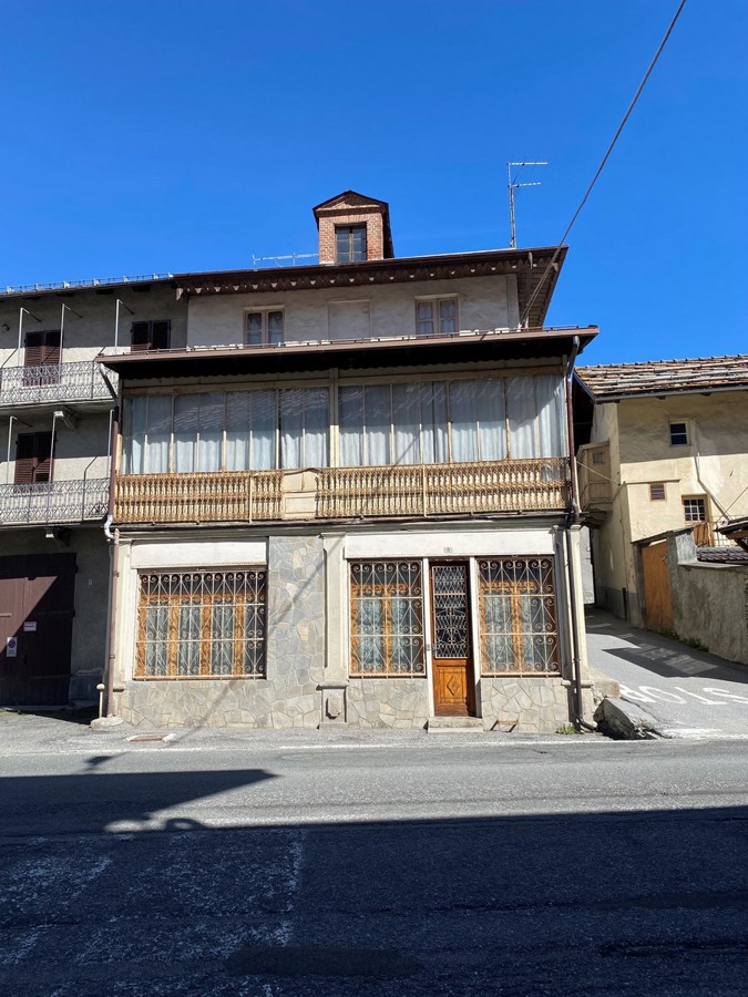 Foto 1 di 18 - Palazzo o stabile in vendita a Cesana Torinese