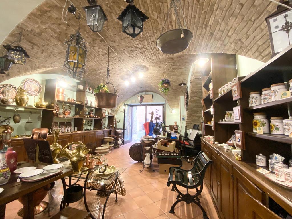Foto 15 di 16 - Negozio in vendita a Assisi
