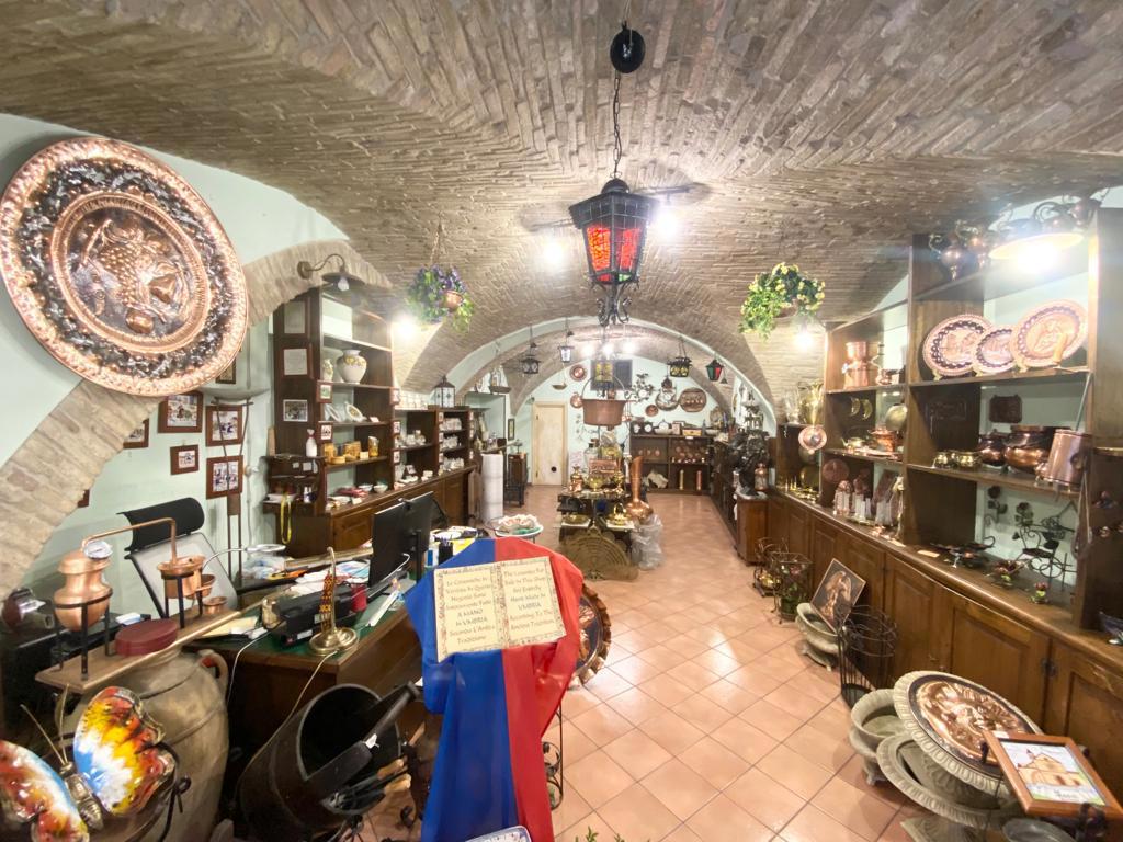 Foto 11 di 16 - Negozio in vendita a Assisi