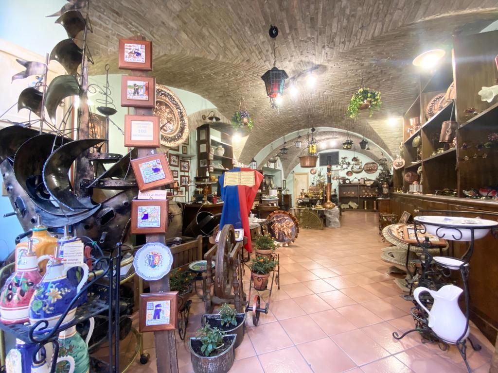 Foto 13 di 16 - Negozio in vendita a Assisi
