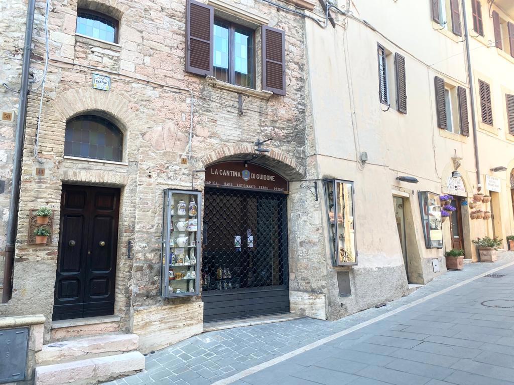 Foto 2 di 16 - Negozio in vendita a Assisi