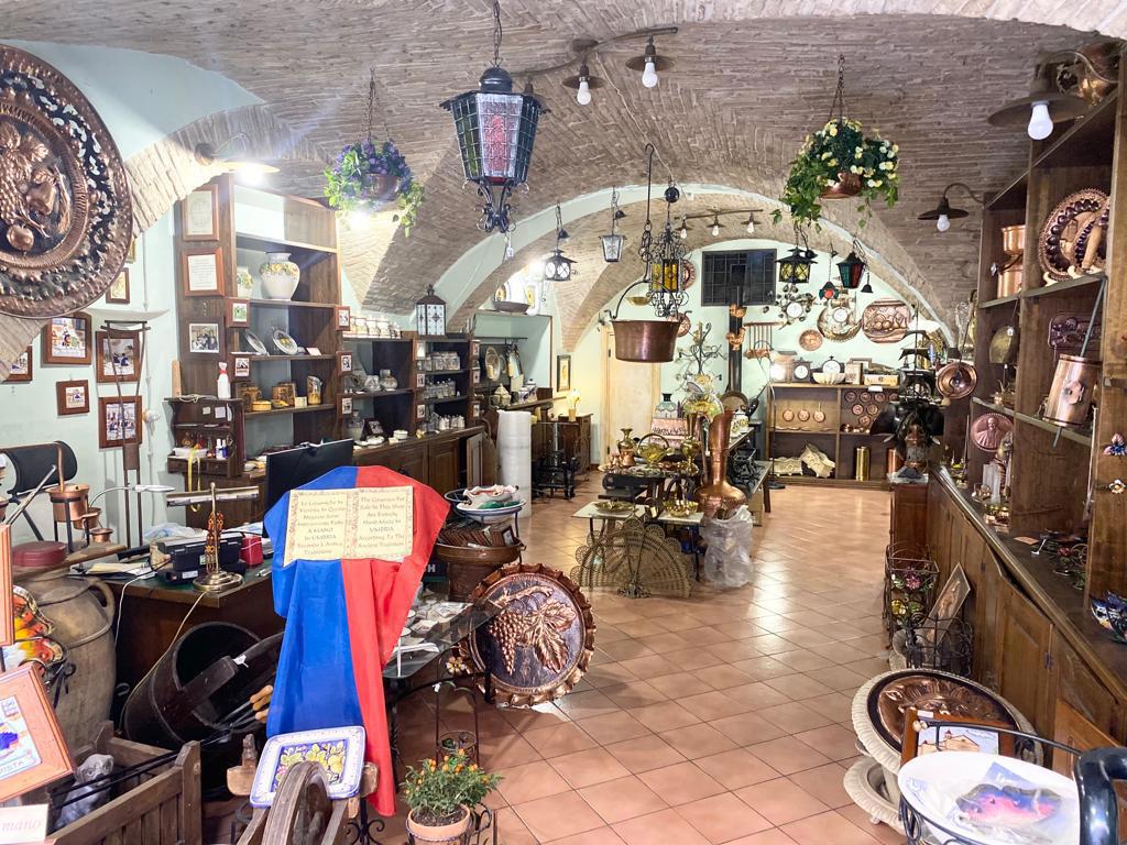 Foto 10 di 16 - Negozio in vendita a Assisi