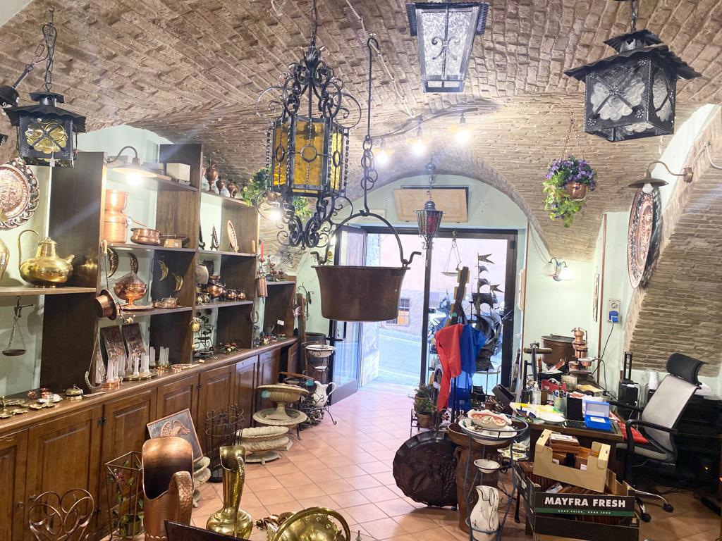 Foto 7 di 16 - Negozio in vendita a Assisi