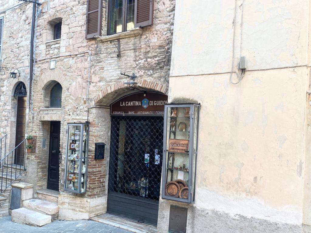 Foto 5 di 16 - Negozio in vendita a Assisi