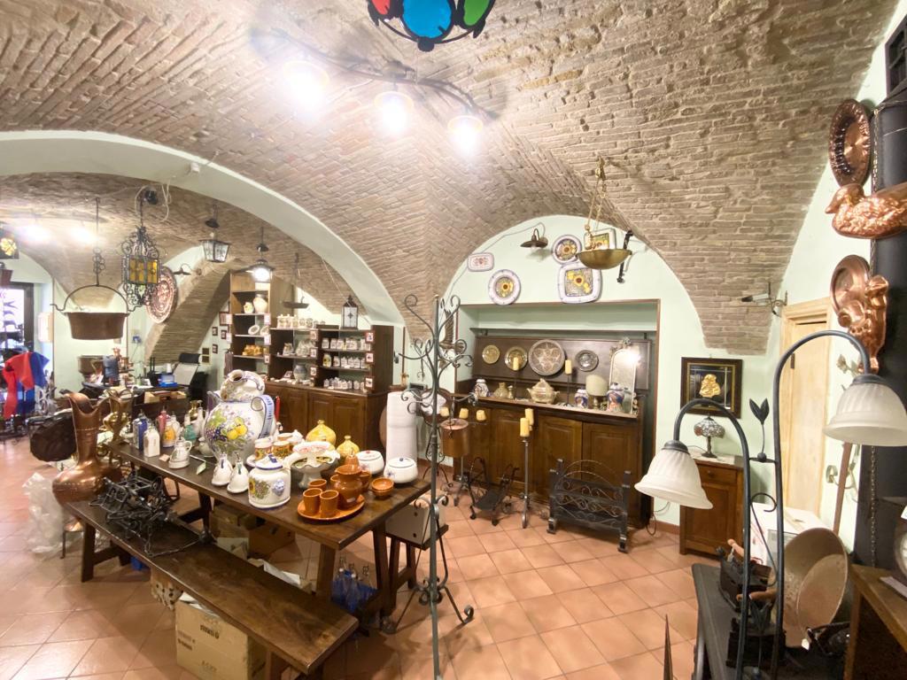 Foto 16 di 16 - Negozio in vendita a Assisi