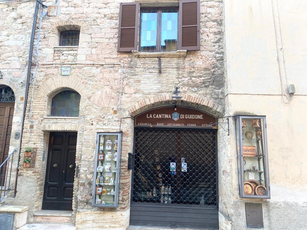 Foto 4 di 16 - Negozio in vendita a Assisi
